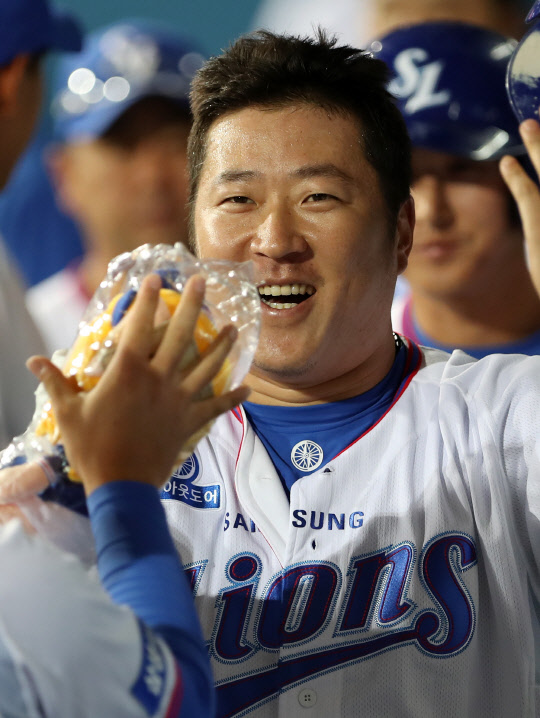 27일 오후 대구 삼성 라이온즈 파크에서 열린 프로야구 삼성 라이온즈와 롯데 자이언츠 경기. 8회말 1사 1루 때 좌측 담장을 넘기는 2점 홈런을 친 삼성 최형우가 동료들의 축하를 받고 있다.